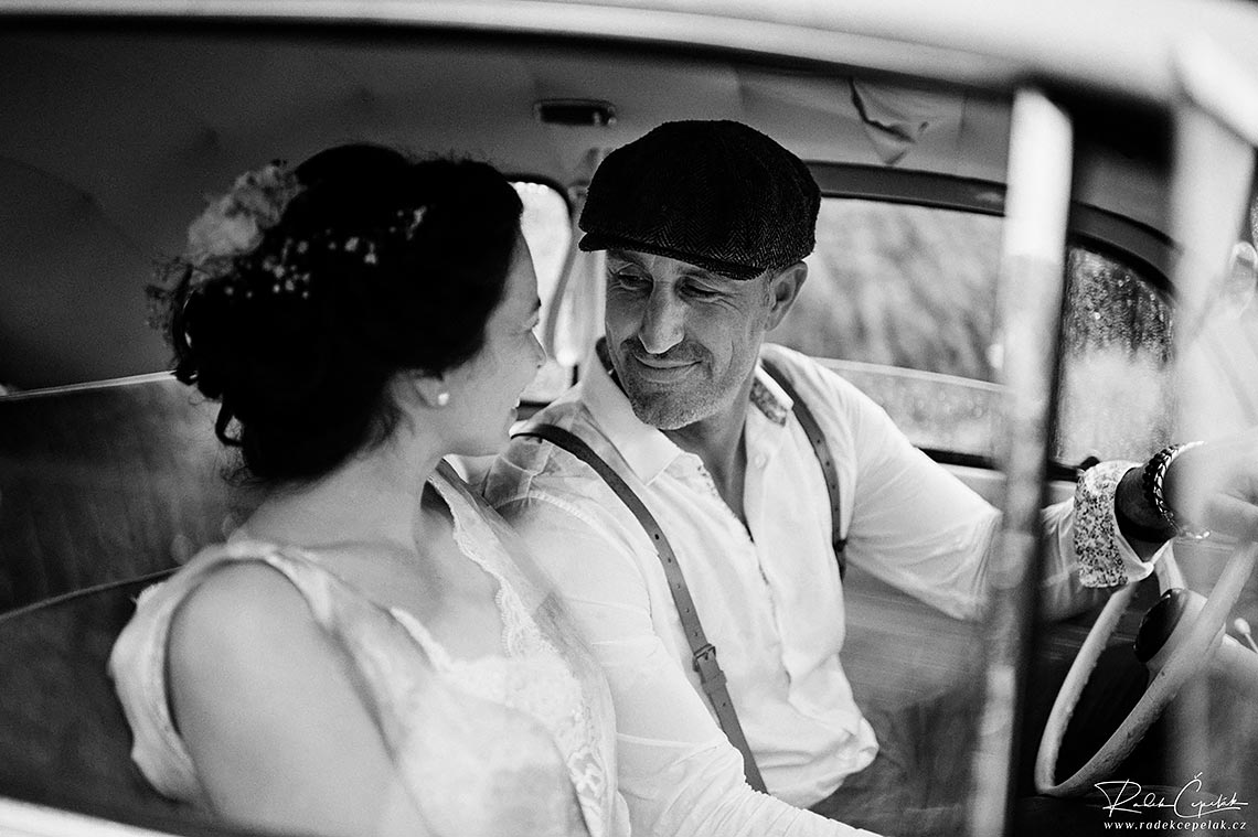 romantické svatební fotografie v autě