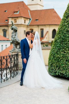 Fotka nevěsty se závojem a ženicha ve Vrtbovské zahradě v Praze